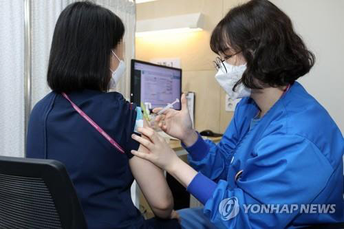 지난 12일 서울 국립중앙의료원 중앙예방접종센터에서 의료진이 코로나19 고위험군을 보호하기 위해 백신 접종 완료자에게 추가 접종하는 '부스터샷'을 접종받고 있다./ 연합뉴스 제공